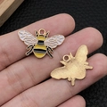 Emaille-Bienenanhänger mit gelben schwarzen Streifen und goldenen Flügeln für DIY-Schmuck - KC Gold Emaille Biene (11996)