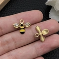 Goldener Bienenanhänger mit gelb-schwarzer Emaille und funkelnden Flügeln auf der Hand - Gelbe Emaille Biene (12235)