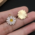 Gänseblümchen-Anhänger mit weißen Blütenblättern und Goldrückseite für DIY-Schmuck - Weiße Emaille Chrysantheme (14777)