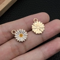 Gänseblümchen-Anhänger für DIY-Schmuck in Emaille-Weiß und Gold-Optik auf Leder - Weiße Emaille Kleine Chrysantheme (14789)