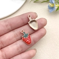 Pendentif fraise en émail rouge pour bijoux DIY avec finition dorée et boucle métal - Style Fraise Rouge à Goutte d'Huile (8619)