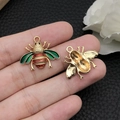 Goldener Bienenanhänger mit grünen Flügeln und orangefarbenen Streifen für Schmuck DIY - Emaille Insekt Biene (18642)
