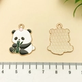 Vue détaillée du pendentif panda en émail montrant l'avant et l'arrière du bijou - Panda à Fleur avec Bambou en Émail Blanc (21691)