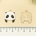 Détail du pendentif panda montrant l'émail à l'avant et la texture en métal - Panda en Émail Blanc (21689)