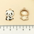 Détail du pendentif panda avec règle de mesure et dos doré à texture gaufrée - Panda Faisant Signe de la Main en Émail Blanc (21688)
