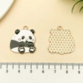 Vue détaillée du pendentif panda en émail recto verso montrant la texture diamant et 31 mm - Panda Tenant du Bambou en Émail Blanc (21668)