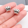 Perline a conchiglia in argento vintage per gioielli fai da te mostrate sui polpastrelli - Perlina a Foro Grande Conchiglia (13234) / 1 Pezzo/Confezione (7x7mm) / Argento Antico