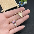 Dettaglio di ciondoli a testa di bue dorati con smalto floreale e trama in metallo inciso - 20x22mm / Stile Fiore Viola Halloween Testa di Toro