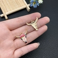 Dettaglio dei ciondoli a testa di toro boho con motivi floreali e finitura in metallo dorato - 20x22mm / Fiore Rosa Halloween Testa di Toro