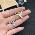 Dettaglio ravvicinato di ciondoli a testa di toro in smalto bohémien per gioielli fai-da-te - 20x22mm / Fiore Viola Halloween Testa di Toro