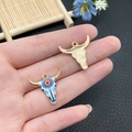 Dettaglio di ciondoli a testa di toro bohémien con smalto bianco e motivi in metallo dorato - 20x22mm / Blu Halloween Testa di Toro