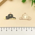 Pendentif chapeau de cow-boy en émail noir avec motif flamme jaune et étoile - Chapeau de Cowboy Western en Émail Noir (21137)