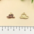 Pendentif chapeau de cow-boy marron avec émail et dos en métal doré près d'une règle - Chapeau Cowboy Western Émail Brun Alliage Or (21855)