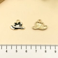 Pendentif chapeau de cowboy en émail noir et blanc montrant l'avant et l'arrière - Chapeau Cowboy Western Émail Noir Alliage Or (21856)