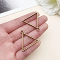 Detalle de colgantes triangulares de bronce antiguo con textura metálica calada DIY - Bisel de Marco Triangular (22239)