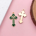 Ciondolo a croce in smalto verde con base in lega dorata per gioielli fai da te - Stile Croce (9949) / 1 Pezzo (14x25mm) / Verde