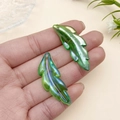 Colgantes de hoja de membrillo en acrílico verde irisado para joyería DIY y accesorios - Hoja de Pluma Verde AB (21940)