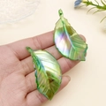 Par de colgantes de hojas acrílicas verdes iridiscentes para joyería artesanal DIY - Hoja Grande Verde Claro AB (21944)