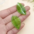 Colgante de hoja verde esmeralda translúcida con venas y agujero para joyería - Hoja de Osmanthus Verde Claro AB (21951)