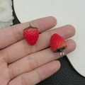 Paire de pendentifs fraise en résine avec anneaux argentés pour création bijoux - Fraise 3D En Résine Rouge (16390)