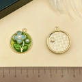 Vue macro du pendentif fleur perle 20mm avec poinçon S925 sur le dos doré texturé - Style Fleur et Feuille Verte (22074)