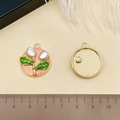 Vue macro détaillée d'un pendentif floral rond de 20mm avec émail et perles fantaisie - Style Perle et Feuille Rose Clair (22073)