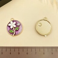Vue détaillée du pendentif fleur en émail avec perle sur règle pour les dimensions - Style Fleur et Feuille Violet (22072)