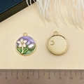 Détail du pendentif fleur émaillée avec perle et dos texturé doré, diamètre de 2 cm environ - Style Fleur et Perle Violet (22071)