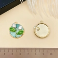 Détail de pendentifs à fleurs perlées avec émail bleu canard et dos texturé doré - Style Perle et Feuille Bleu Vert (22070)