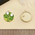 Détail de breloques fleurs et perles montrant un diamètre de 2,5 cm sur règle - Style Perle et Feuille Verte (22069)