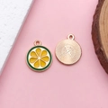 Ciondolo a fetta di limone in smalto giallo e verde con fronte e retro testurizzato - Ciondolo Fetta di Limone (17535)