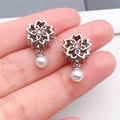 Orecchini a fiore con gemma rosa e gocce di perle bianche in finitura argento - Ciondolo Perla Artificiale Fiore Traforato (19832) / 1 Pezzo (19x10mm) / Rosa