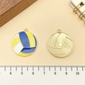 Kleurrijke volleybal hanger met blauw geel wit emaille en gouden metalen afwerking - Voetbal Volleybal (19028) / 27x25mm / Blauw Geel Email