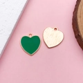Ciondolo a cuore in smalto verde con finitura dorata e retro in metallo spazzolato - Stile Cuore di Pesca (17533) / 1 Pezzo (22x23mm) / Verde