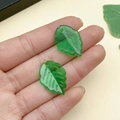 Primer plano de colgantes de hoja de arce de acrílico verde translúcido con agujero - Hoja de Té Verde (21956)