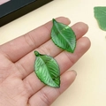 Detalle de colgantes de hoja de arce en acrílico verde translúcido con vetas realistas - Hoja Marchita Verde (21954)