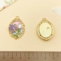 Vue détaillée d'un pendentif floral ovale avec cadre doré et règle de mesure - Rose Violet Ovale Vintage Fleur de Cerisier (22094)