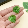 Vista detallada de colgantes de hojas acrílicas verde oscuro con nervaduras para joyería DIY - Hoja de Arce Verde (21953)