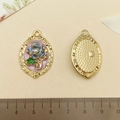 Détails avant et arrière du pendentif ovale vintage avec dos en métal doré texturé - Rose Ovale Vintage Fleur 3D (22093)
