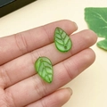 Detalle de dijes de hoja de membrillo en acrílico verde para pulseras artesanales - Hoja de Fresa Verde (21952)