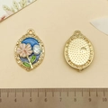 Macro d'un pendentif ovale émaillé fleuri avec perle et dos doré texturé pour bijoux DIY - Bleu Ovale Vintage Fleur de Cerisier (22092)