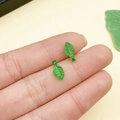 Vista macro de colgantes de hojas de acrílico verde traslúcido con vetas detalladas - Hoja Verde Mini (21950)