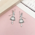 Vista macro de dos colgantes de bailarina de plata antigua para hacer joyas DIY - Bailarina Estilo E de Aleación de Zinc Plata Antigua