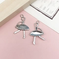 Primer plano de dos dijes de bailarina en plata antigua para joyas personalizadas - Bailarina Estilo C de Aleación de Zinc Plata Antigua