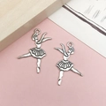 Detalle de dijes de bailarina en plata antigua para joyería DIY sobre fondo rosa suave - Bailarina Estilo B de Aleación de Zinc Plata Antigua