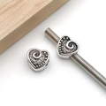 Dettaglio di perline distanziatrici a forma di cuore argento con motivi a volute per gioielli - Stile Trama Cuore Argento Antico (13863)