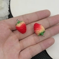 Pendentifs fraises en résine dégradé rouge-jaune avec boucles pour création de bijoux - Style Fraise en Résine Rouge (19697)
