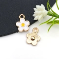 Détails macro des breloques fleurs en émail blanc et plaqué or pour bijoux DIY - Pendentif Petit Chrysanthème (12255)