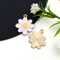 Détails macro des breloques fleurs blanches et envers doré texturé pour bijoux DIY - Pendentif Chrysanthème (14765)