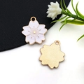 Détail du pendentif fleur de cerisier en émail rose et finition dorée pour bijoux DIY - Pendentif Cerisier Émail Rose (14793)